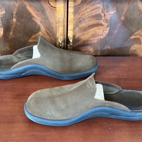 Hammacher Schlemmer Walk on Air Slippers main image 6